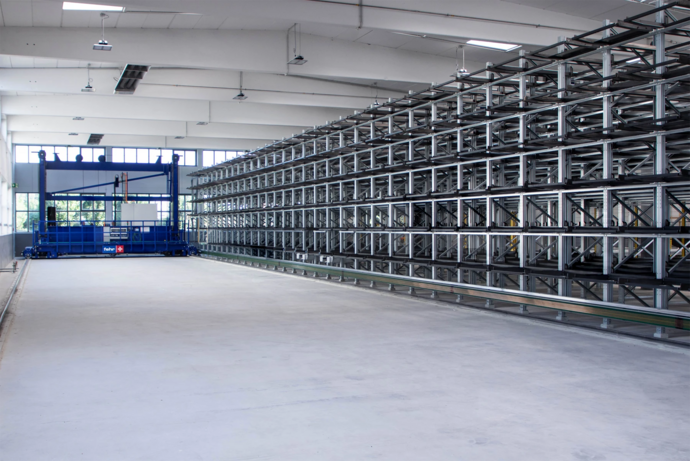 330 emplacements de stockage, dans lesquels sont principalement stockés l'aluminium, le cuivre et le plastique, sont disponibles dans l'entrepôt en nid d'abeille ultramoderne de Paul Vahle GmbH & Co. KG est à disposition. (Photo : VAHLE)